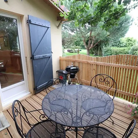 Gite Atypique Avec Piscine Chauffee, Terrasse, Et Aire De Jeux, Proche Sites Touristiques Du Cantal - Fr-1-742-162 Nyaraló