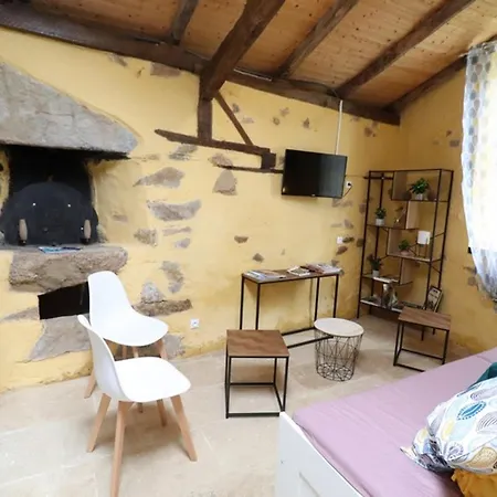 Gite Atypique Avec Piscine Chauffee, Terrasse, Et Aire De Jeux, Proche Sites Touristiques Du Cantal - Fr-1-742-162 Nyaraló