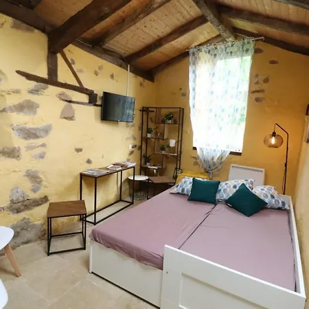 Gite Atypique Avec Piscine Chauffee, Terrasse, Et Aire De Jeux, Proche Sites Touristiques Du Cantal - Fr-1-742-162 Nyaraló Saint-Étienne-de-Maurs