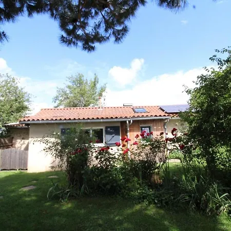 Gite Atypique Avec Piscine Chauffee, Terrasse, Et Aire De Jeux, Proche Sites Touristiques Du Cantal - Fr-1-742-162