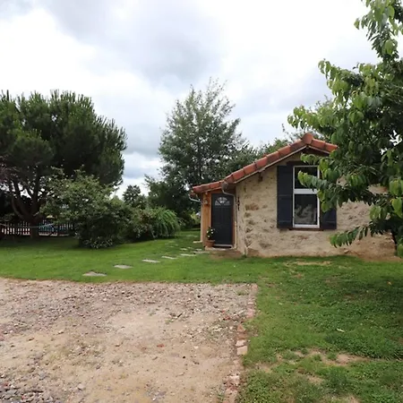 Gite Atypique Avec Piscine Chauffee, Terrasse, Et Aire De Jeux, Proche Sites Touristiques Du Cantal - Fr-1-742-162 Nyaraló *